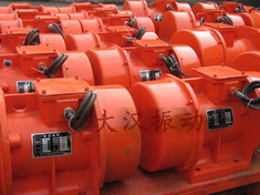 YZS振動(dòng)電機(jī)：加裝防護(hù)外殼，密封性強(qiáng)不易損壞。