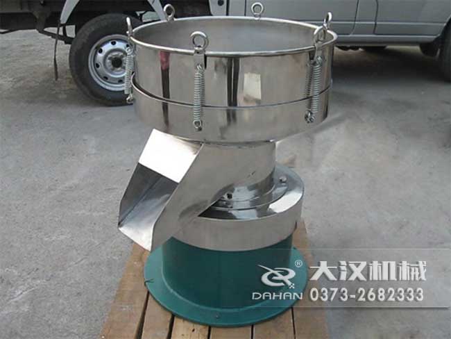涂料振動篩由：框體，振動斗，出料口，振動電機底座等部件組成