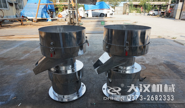 不銹鋼涂料振動篩是一種比較受用戶歡迎的產品之一，主要優(yōu)勢耐酸堿，不生銹，使用壽命長。