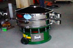 800型單層三次元振動(dòng)篩，產(chǎn)量可達(dá)800kg/h。