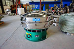 1200型三次元振動(dòng)篩，產(chǎn)量可達(dá)2100kg/h。